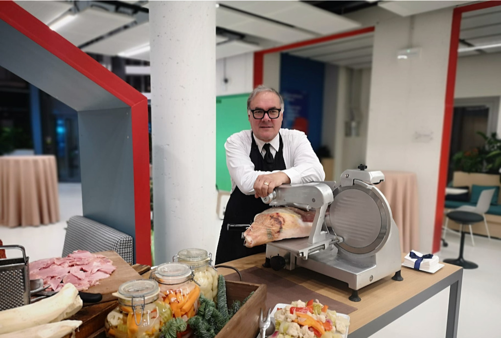 Walter Rossi fotografato ad un catering del 2021